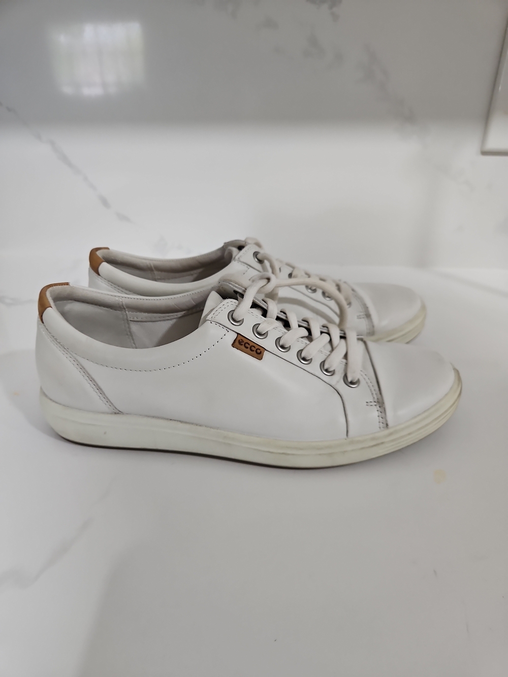 Ecco Women's Soft 7W White Lace Up Sneakers 43000301007. Size 8-8.5 Used